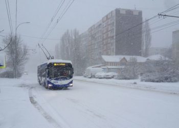 Prăpăd în capitală: Drumuri blocate, străzile și zăpada nu au fost curățate la timp, ambuteiaje kilometrice și multe accidente | VIDEO