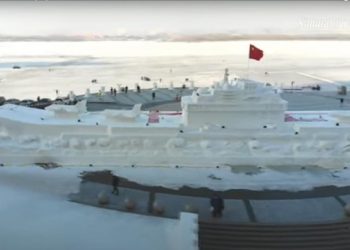 В Китае из снега слепили 50-метровый авианосец
