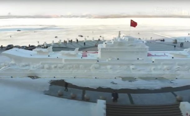 В Китае из снега слепили 50-метровый авианосец