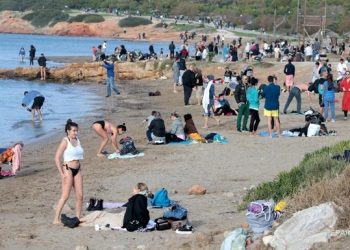 В Греции аномальное тепло: люди купаются в море