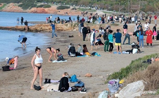 В Греции аномальное тепло: люди купаются в море