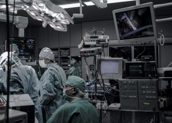 Во Франции врачи провели первую в мире трансплантацию пациенту двух рук и плеча