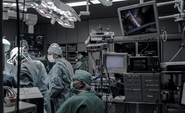 Во Франции врачи провели первую в мире трансплантацию пациенту двух рук и плеча