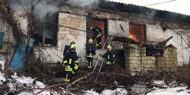 Пожар в Кишиневе: С огнем боролись восемь расчетов | FOTO VIDEO