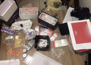 Traficanți de droguri, reținuți de oamenii legii. Ce au descoperit polițiștii în urma perchezițiilor