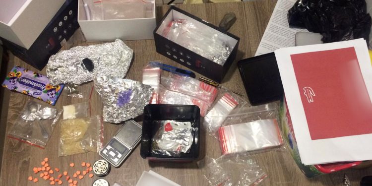 Traficanți de droguri, reținuți de oamenii legii. Ce au descoperit polițiștii în urma perchezițiilor