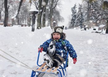 Zăpada a adus și bucurii: Copiii au dat buzna la derdeluș, iar comercianții au mai vândut câte ceva din stocul de săniuțe | VIDEO