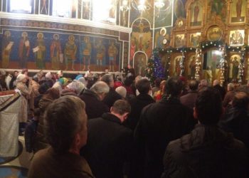 De Crăciun au uitat și de pandemie: Sute de creștini au venit la biserică fără măști de protecție | VIDEO