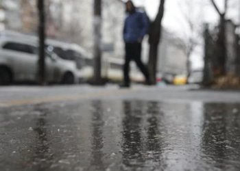 В шаге  от трагедии. На одной из столичных улиц мужчина чуть не угодил под колёса авто, поскользнувшись на тротуаре | VIDEO