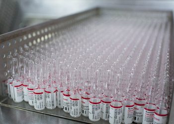 В США арестовали испортившего 500 доз вакцины от COVID фармацевта