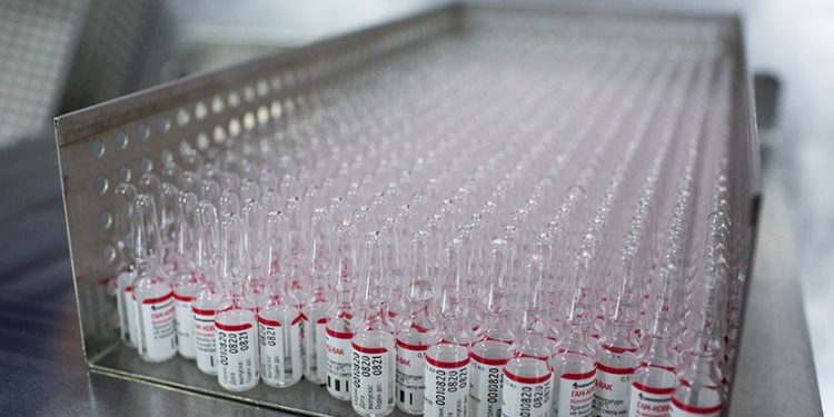 В США арестовали испортившего 500 доз вакцины от COVID фармацевта