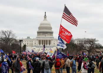 Протестующие в Вашингтоне ворвались в Капитолий