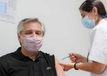 Президент Аргентины привился вакциной «Спутник V»