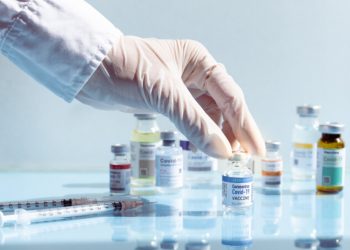 UE a început discuțiile cu privire la certificatele de vaccinare anti-Covid pentru călători. Topul țărilor cu cea mai mare rată de imunizare | VIDEO