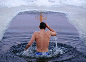 Традиция окунаться в прорубь в день Крещения Христа соблюдается и сегодня. Для обеспечения безопасности за погружениями будут следить спасатели | VIDEO