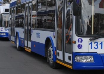 Un adolescent, lovit de un troleibuz în timp ce traversa strada regulamentar în Chișinău