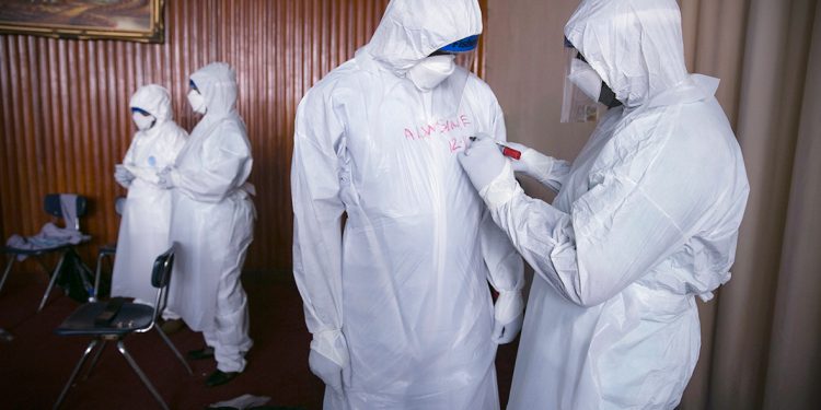 Обнаруживший Эболу ученый заявил об опасности новых смертельных болезней