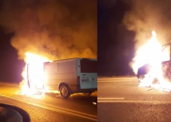 O mașină, filmată cum arde pe un traseu din raionul Strășeni | VIDEO