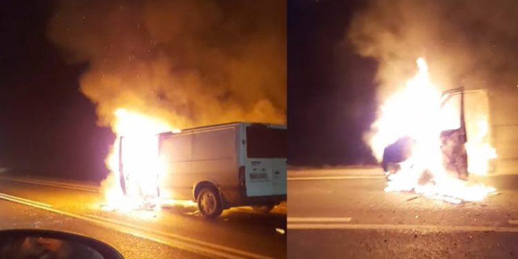 O mașină, filmată cum arde pe un traseu din raionul Strășeni | VIDEO