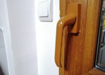 O fetiță de doi ani, blocată singură în casă: Au intervenit salvatorii