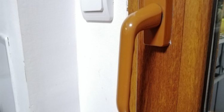 O fetiță de doi ani, blocată singură în casă: Au intervenit salvatorii