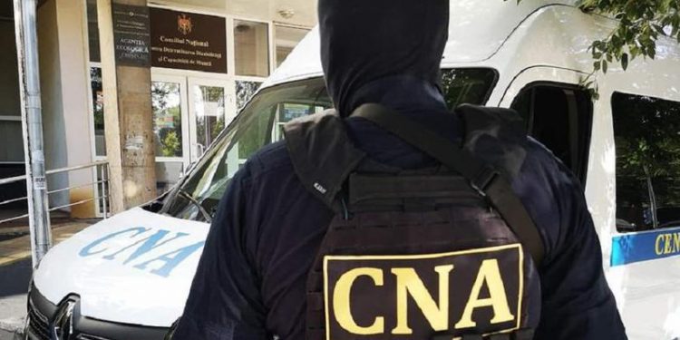 Un polițist din Anenii Noi, reținut de CNA