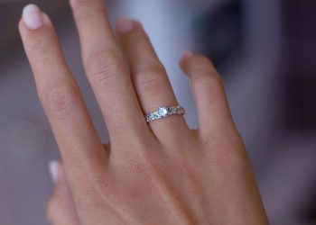 Detalii despre cazul unei tinere care a rămas cu inelul blocat pe deget: Ce au făcut salvatorii | VIDEO