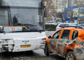 Un autobuz de rută s-a ciocnit cu o maşină a încasatorilor în Chișinău