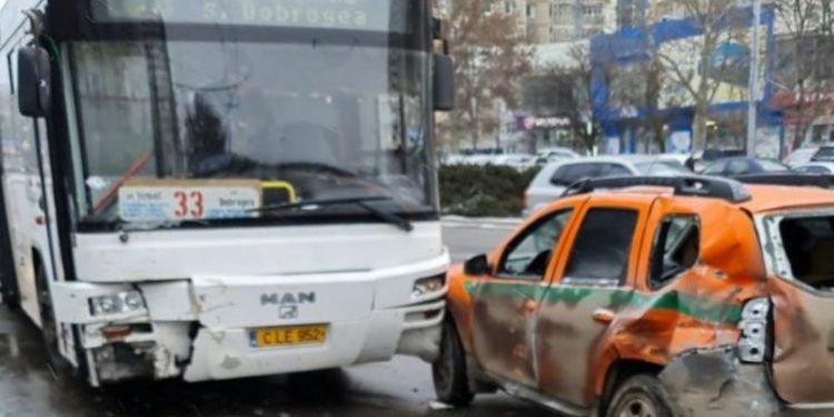 Un autobuz de rută s-a ciocnit cu o maşină a încasatorilor în Chișinău