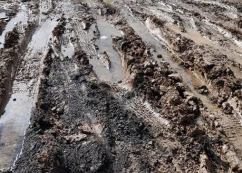 Satele Moldovei sunt îngropate în noroi: oamenii merg prin glod și nu mai pot îmbrăca o haină de sărbători din cauza mizeriei de pe drumuri | VIDEO