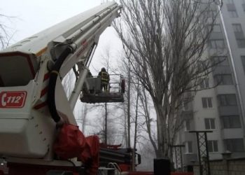 O clădire în construcție din Chișinău, cuprinsă de flăcări. Mai multe autospeciale, la fața locului