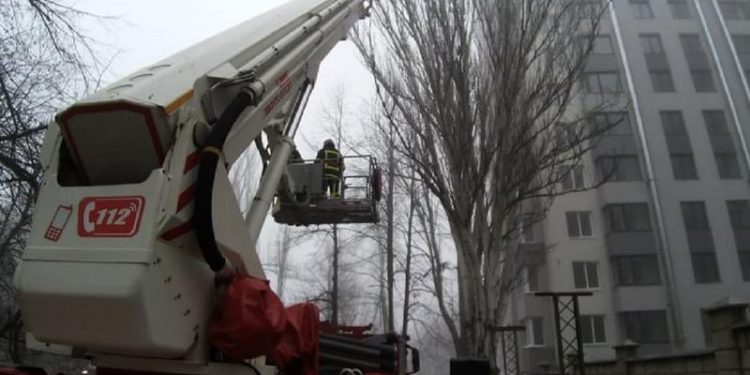 O clădire în construcție din Chișinău, cuprinsă de flăcări. Mai multe autospeciale, la fața locului