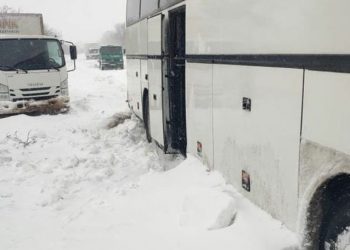 Două autocare moldovenești, blocate de ore bune în Ucraina: Faceți ceva! Sunt oameni bolnavi, care nu mai rezistă | VIDEO