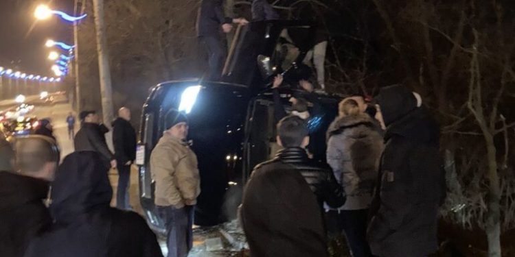 Un tânăr de 21 de ani a pierdut controlul unui Toyota Sequoia şi l-a răsturnat pe strada Alecu Russo