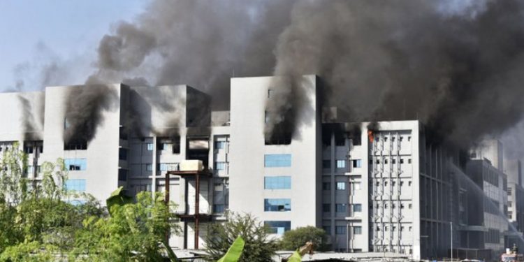 Cea mai mare fabrică de vaccinuri din lume a luat foc. Aici se pregătesc milioane de doze de ser anti Covid