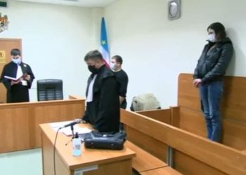 Încă 30 de zile de arest pentru tânăra din Comrat, care, în luna decembrie, și-ar fi ucis mama cu bestialitate | VIDEO