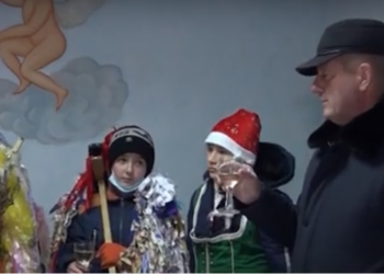 Tradițiile și obiceiurile de Anul Nou pe stil vechi au fost respectate și în comuna Donici, raionul Orhei: un grup de tineri au luat capra și au pornit cu uratul | VIDEO