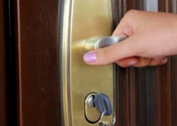 O fetiță de doi ani, blocată singură în casă: Au intervenit salvatorii