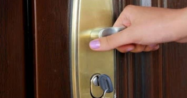 O fetiță de doi ani, blocată singură în casă: Au intervenit salvatorii