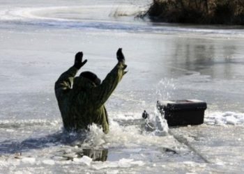 Mai mulți chișinăuieni au transformat iazurile din oraș în adevărate patinoare. Oamenii spun că nu le este frică să iasă pe gheață | VIDEO