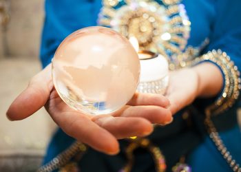 A furat milioane de lei pentru a plăti o clarvăzătoare. Ex șefa-casei sucursalei Râșcani a unei bănci, condamnată la închisoare