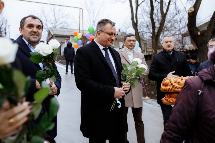 Echipa lui Ilan Șor de la Orhei a finalizat renovarea a încă două străzi, conform unei noi tehnici de betonare