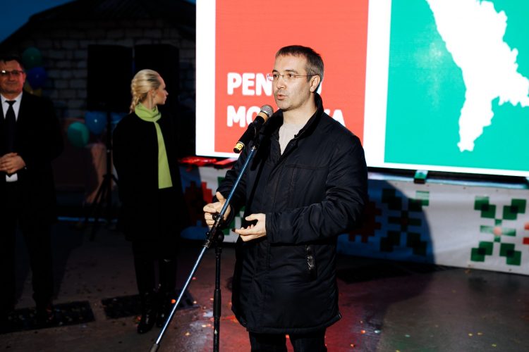 Echipa lui Ilan Șor de la Orhei a finalizat renovarea a încă două străzi, conform unei noi tehnici de betonare