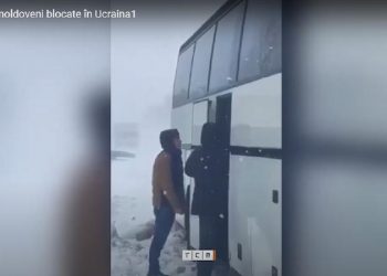 Două autocare moldovenești au rămas blocate pe traseul Cuciurgan – Odesa. Și în România zăpada face ravagii | VIDEO