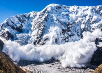 На российском горнолыжном курорте сошла лавина