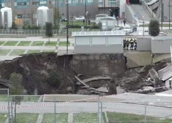 Detalii despre explozia din Italia: pământul de lângă spitalul  COVID-19 s-a surpat, iar în parcare s-a creat o prăpastie de cel puțin 15 metri adâncime | VIDEO