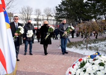 Locuitorii municipiului Orhei cu deputații Platformei „Pentru Moldova” au venit la bustul lui Eminescu pentru a-și exprima admirația față de opera lui nemuritoare | VIDEO