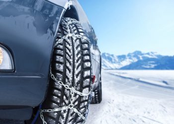 Pe drumurile naționale se circulă în condiții de iarnă. Conducătorii auto, atenționați să-și echipeze mașinile corespunzător | VIDEO