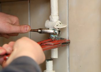 Două persoane au avut de suferit în urma a două explozii provocate de acumulări de gaze