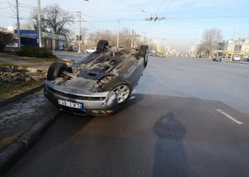 O șoferiță din Capitală și-a întors BMW-ul cu roțile în sus. Avea viteză excesivă | FOTO